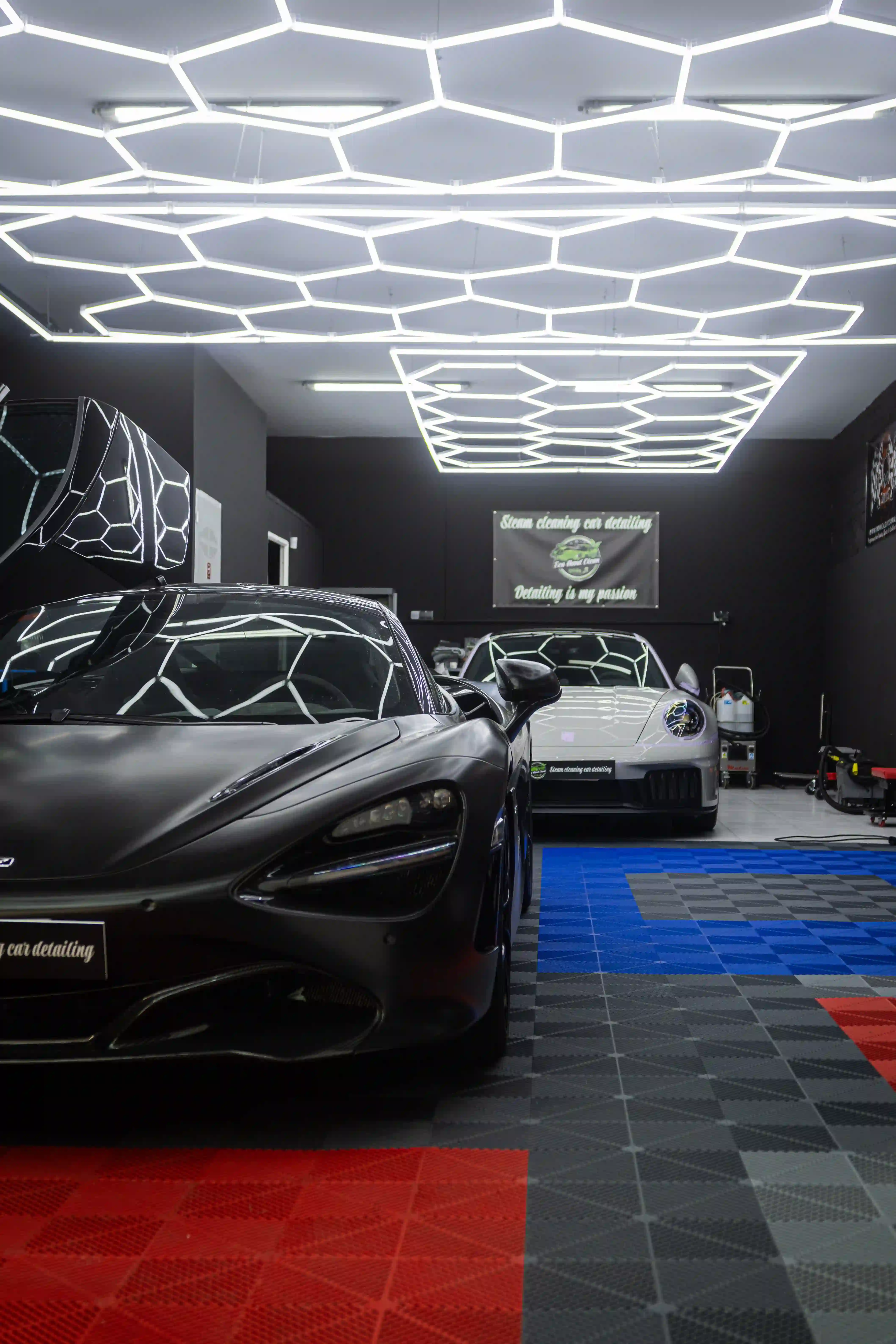 Vista general de las instalaciones con McLaren y Porsche
